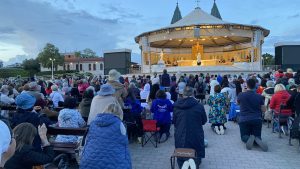 La Madonna ci invita a tornare a Dio e alla preghiera, perché solo nell’amore e nella fede troviamo vera gioia e pace.