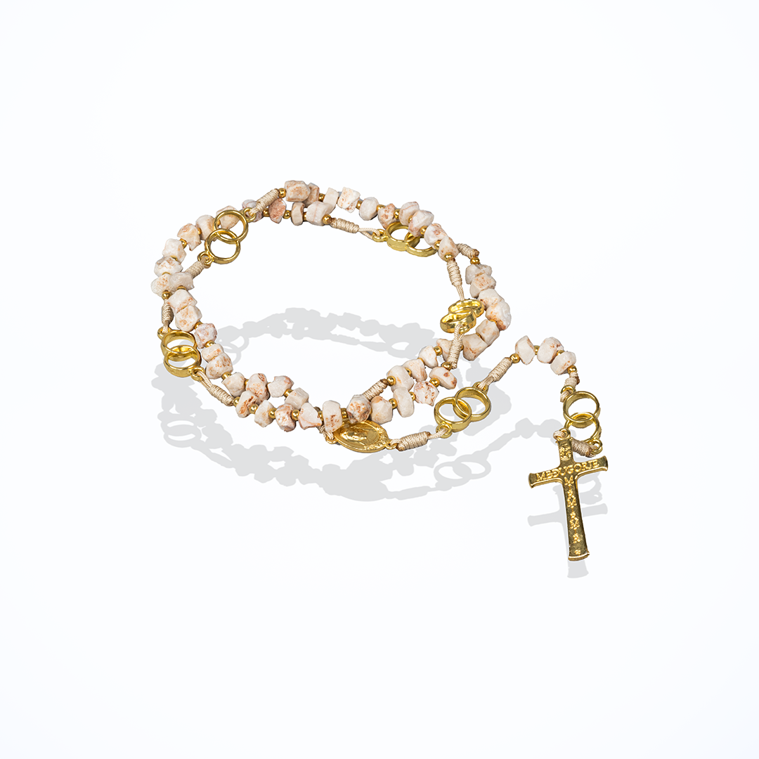 Rosario in pietra da dalla Collina delle Apparizioni con le fedi da sposi, color oro con terra di Podbrdo nella medagla centrale e lo Spirito Santo