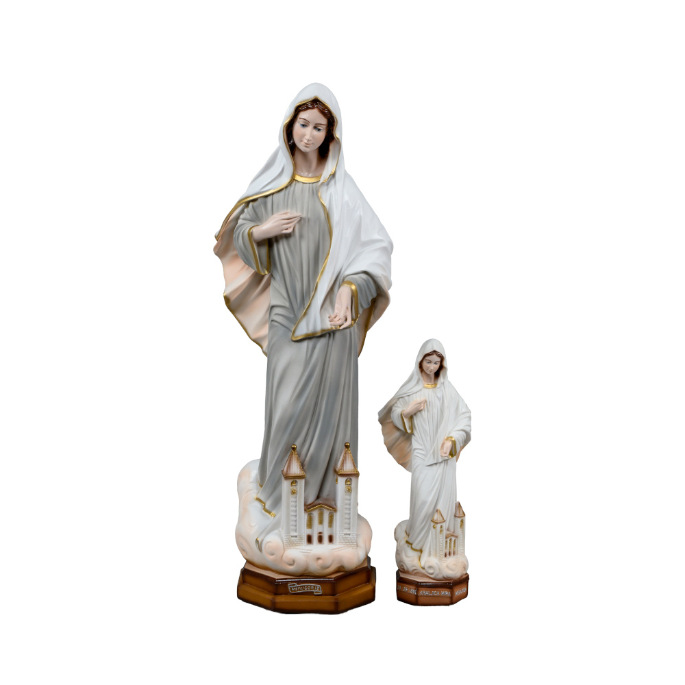 Alternative view of Statua di Medjugorje Regina della Pace con chiesa